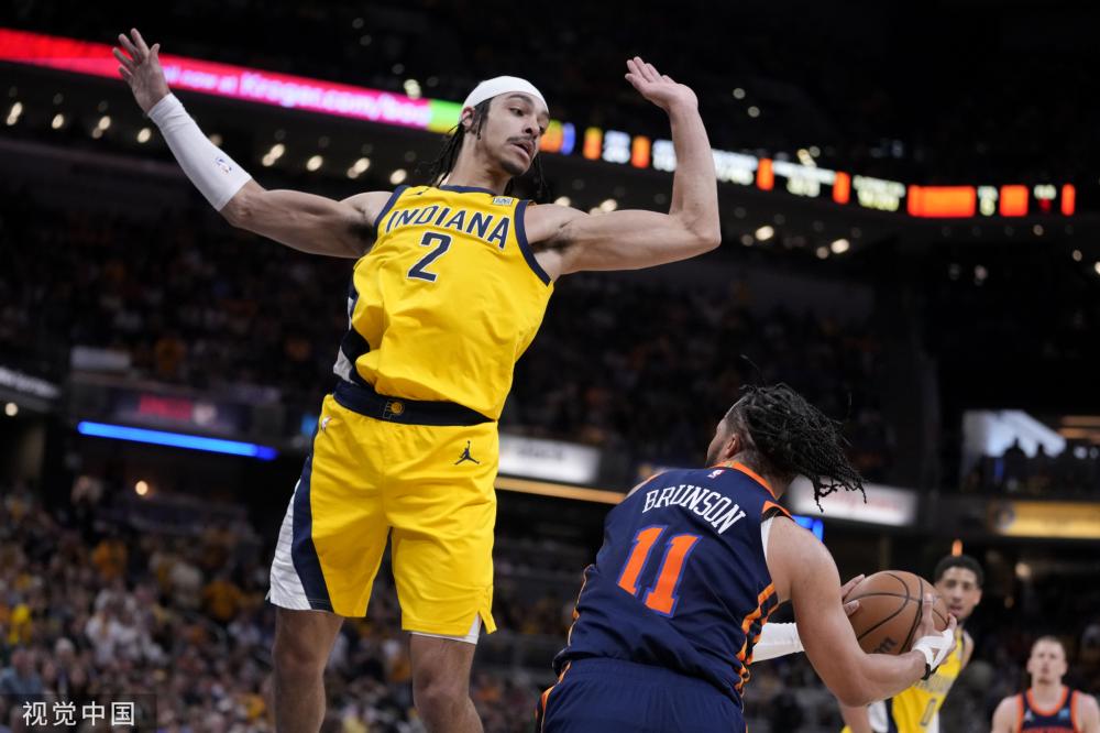 她仍以冷静 她仍以冷静